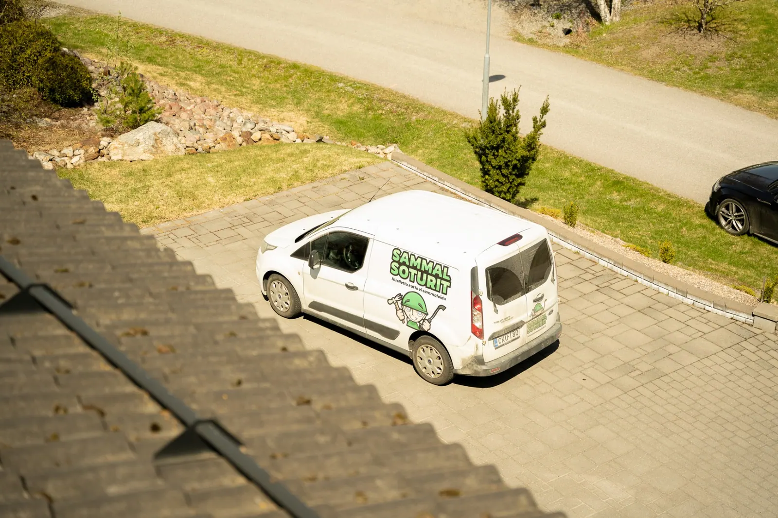 Tiilikatto ennen ja jälkeen sammaleenpoiston
